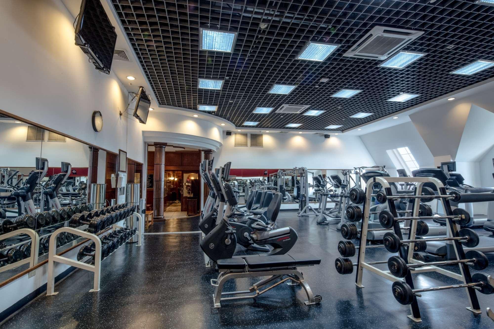فندق بارسيلو سان سلفادور المظهر الخارجي الصورة The gym at the hotel