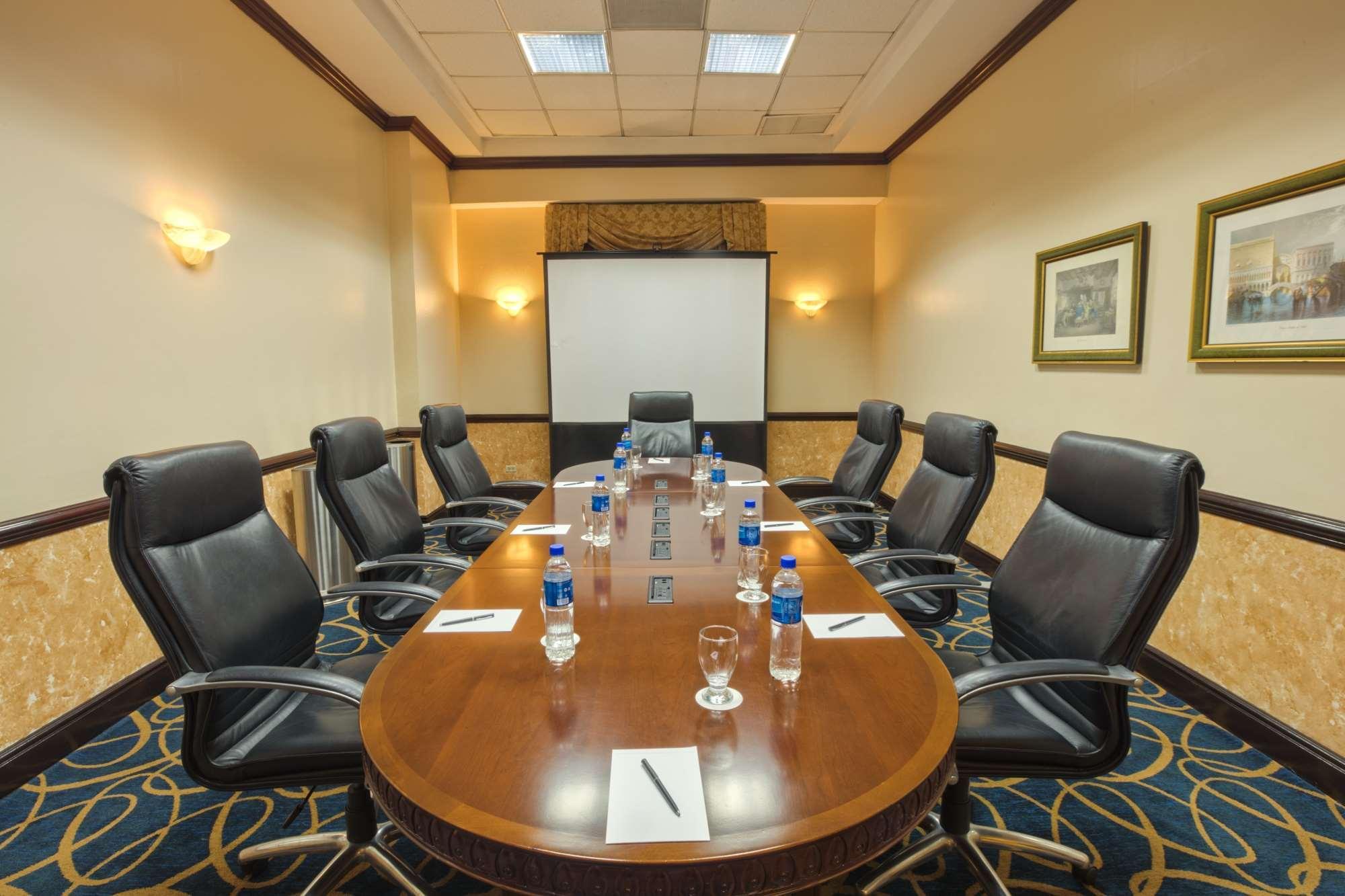 فندق بارسيلو سان سلفادور المظهر الخارجي الصورة Boardroom at the Hilton Garden Inn