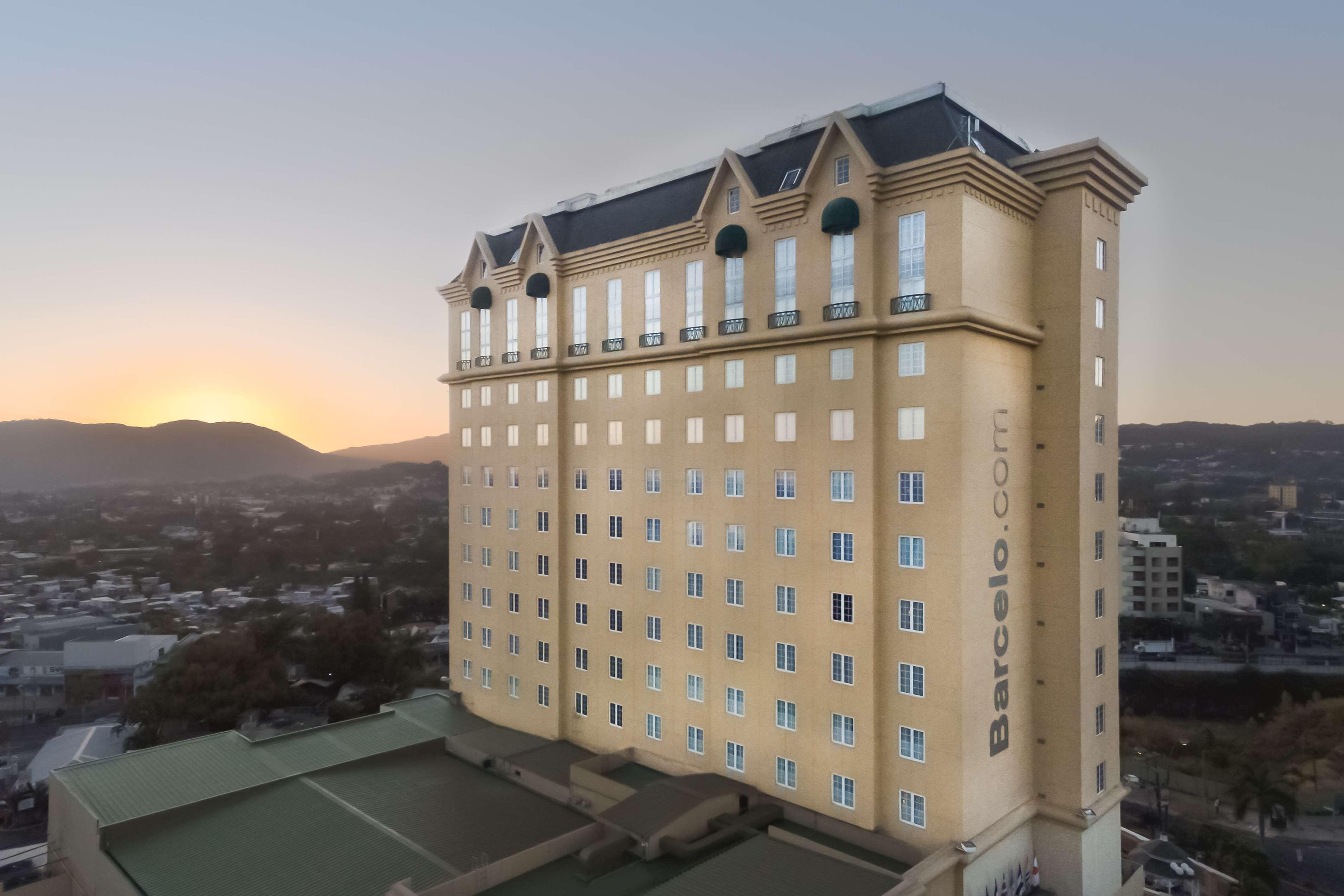 فندق بارسيلو سان سلفادور المظهر الخارجي الصورة The hotel at sunset