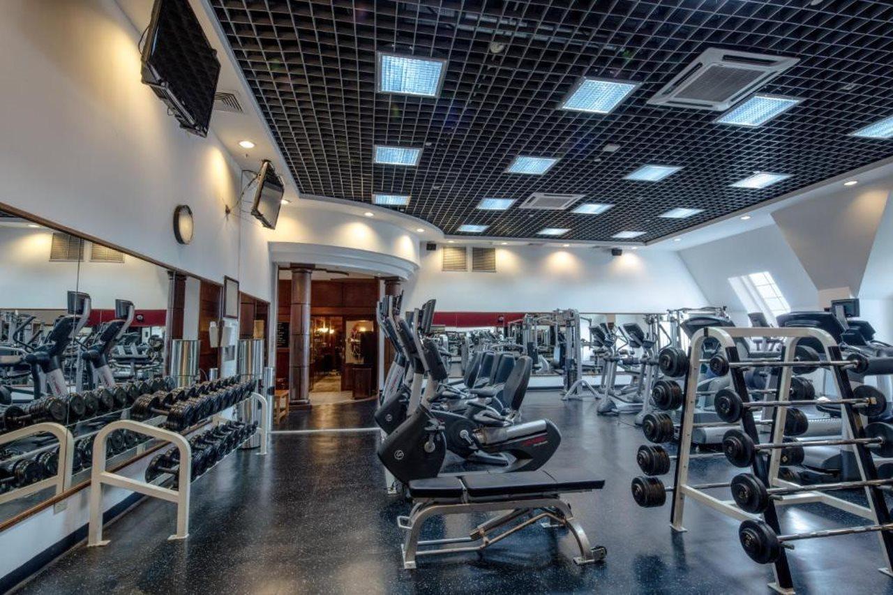 فندق بارسيلو سان سلفادور المظهر الخارجي الصورة The gym at the hotel