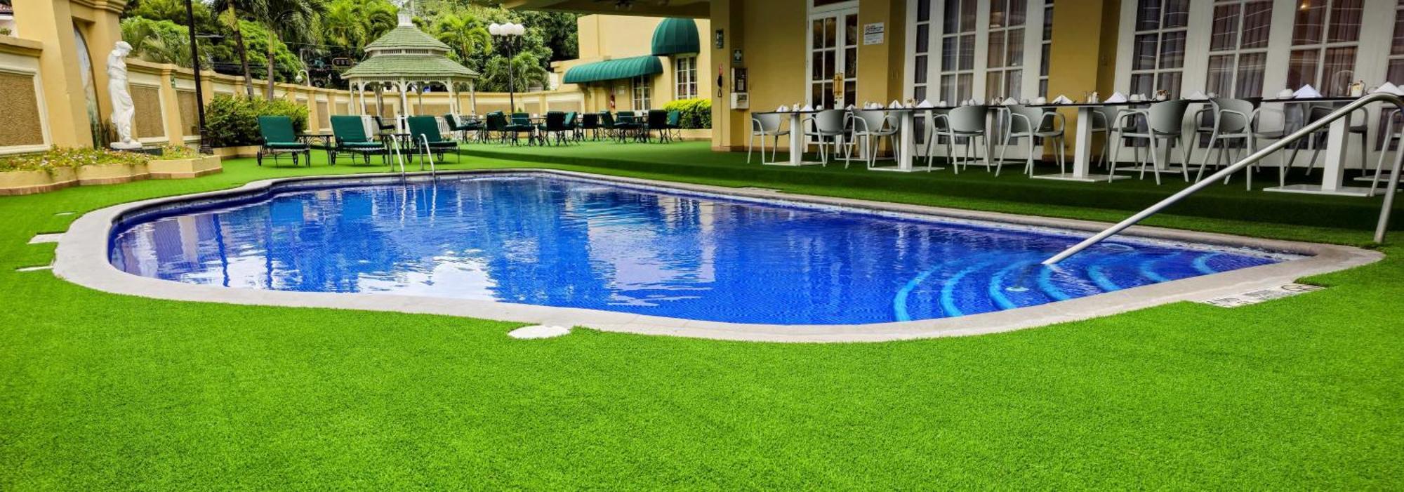 فندق بارسيلو سان سلفادور المظهر الخارجي الصورة Artificial grass around a pool