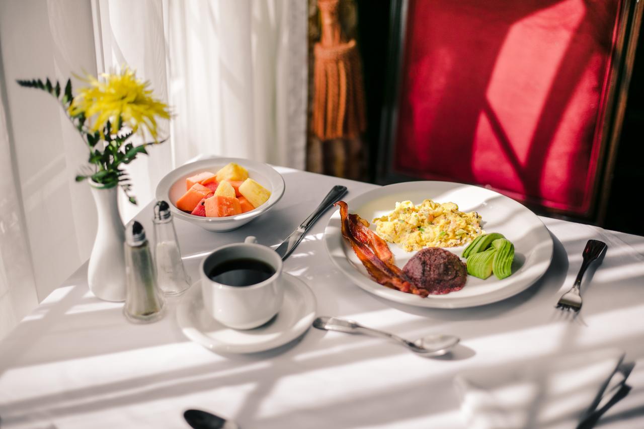 فندق بارسيلو سان سلفادور المظهر الخارجي الصورة Room service breakfast