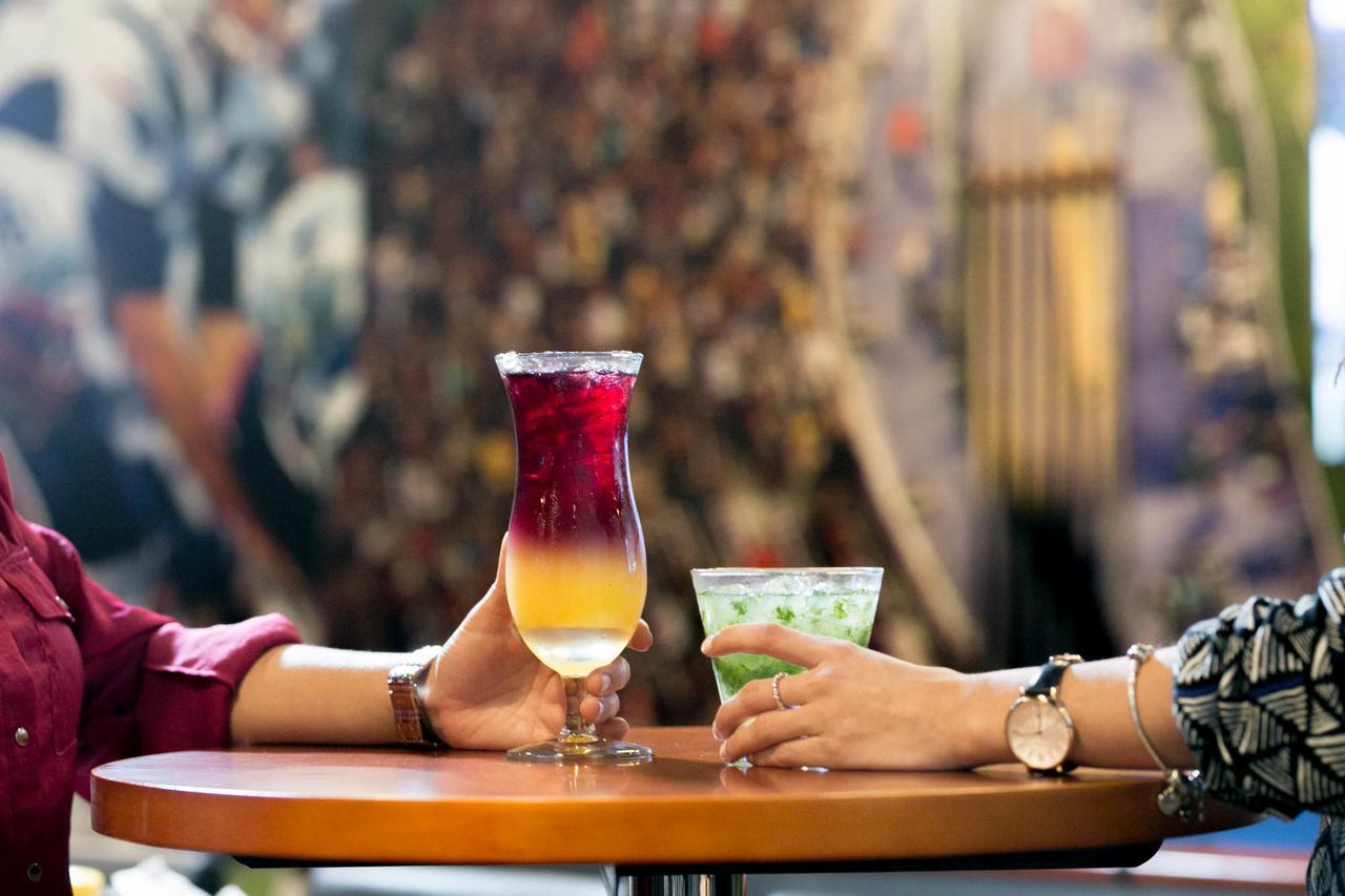 فندق بارسيلو سان سلفادور المظهر الخارجي الصورة A layered cocktail