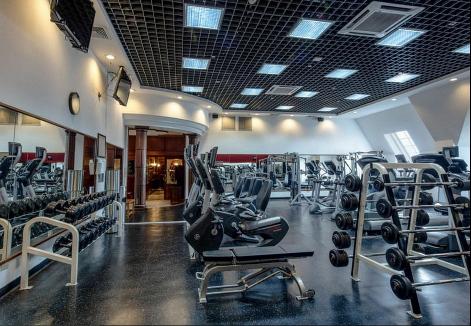 فندق بارسيلو سان سلفادور المظهر الخارجي الصورة The gym at the hotel