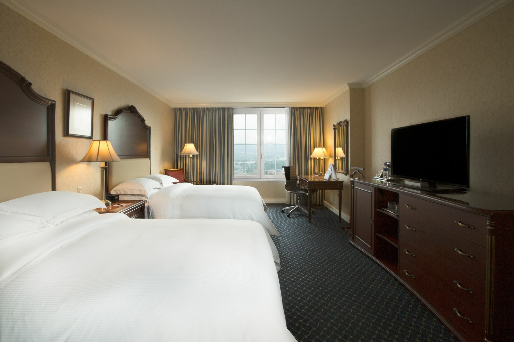 فندق بارسيلو سان سلفادور المظهر الخارجي الصورة A guest room at the Sheraton Fallsview Hotel