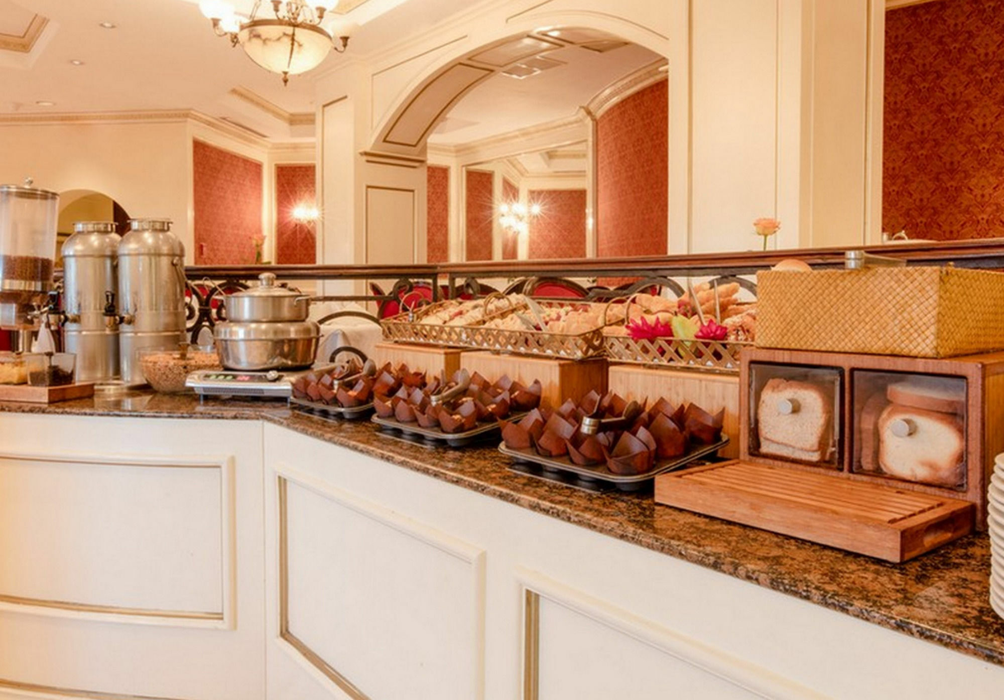 فندق بارسيلو سان سلفادور المظهر الخارجي الصورة A buffet at a hotel